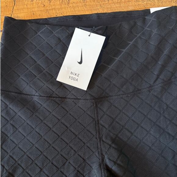 NWT Womens Nike Yoga Luxe High‎ Rise Black Capri Length Leggings Size Medium - Picture 2 of 9
